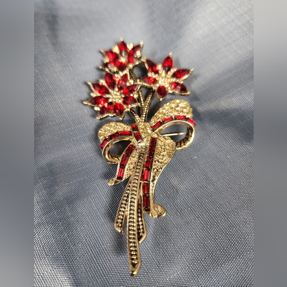Avon Jewelry - Beautiful Christmas flower brooch AVON
